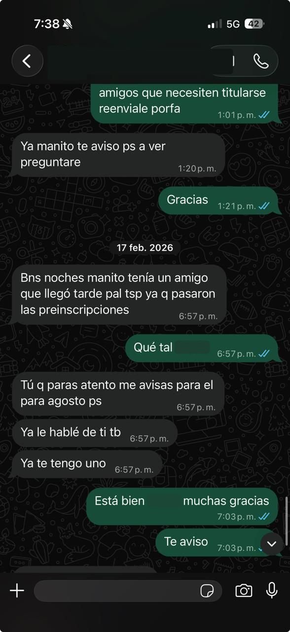 Un tesista recomienda el estudio a un amigo que necesita titularse.